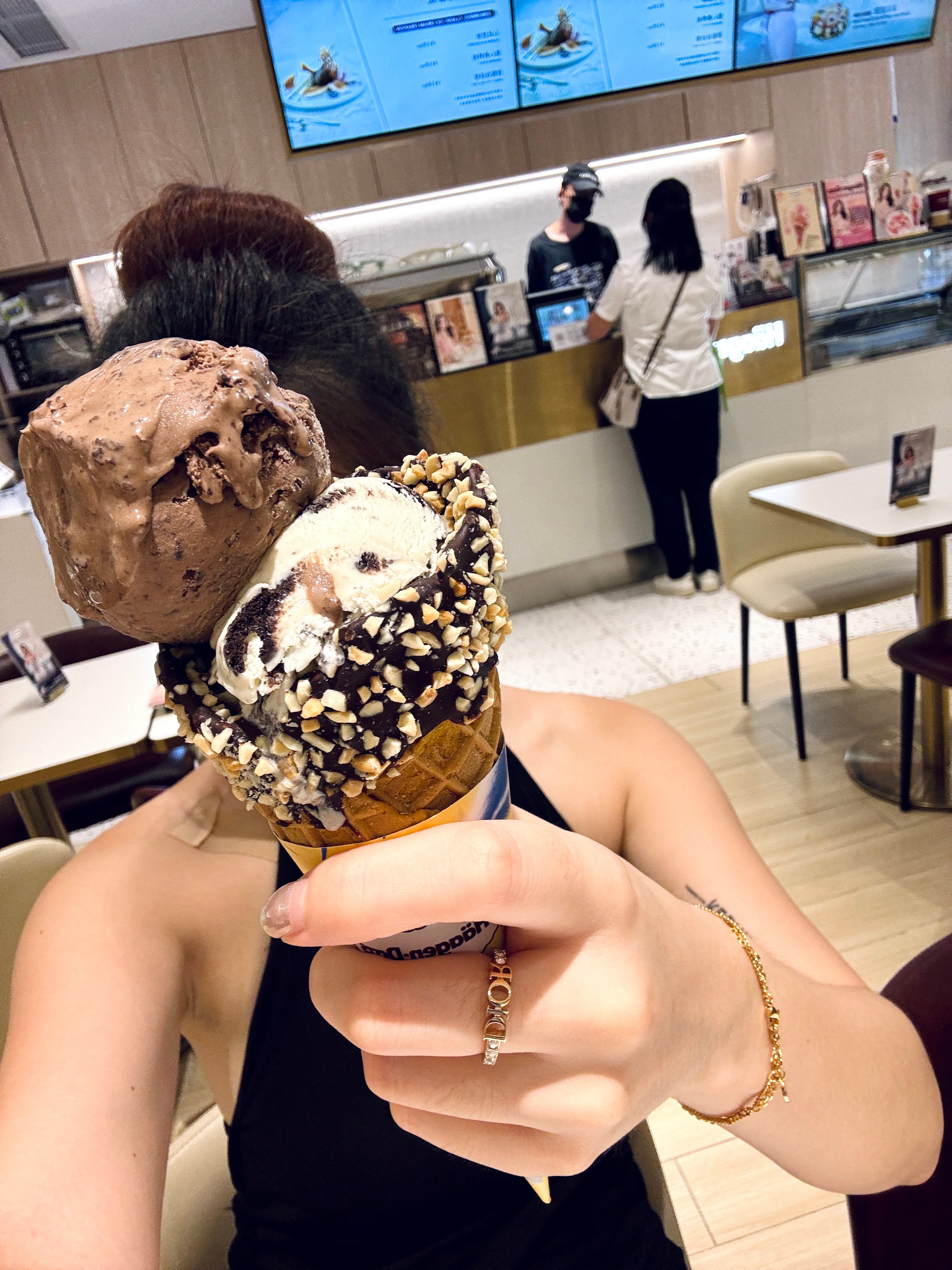 爱吃冰淇淋的小女孩🍦#记录##治愈##美食# ​​​