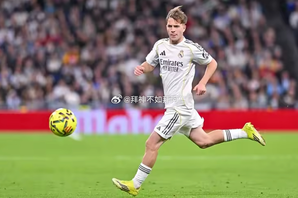 据记者斯基拉消息，科莫有意效仿签下尼科:帕斯的方式进行引援，并开始关注皇马小将丹