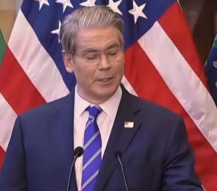 美国财长贝森特公开声称：世界没法承受，一个贸易顺差达到，一万亿美元的中国！中国想