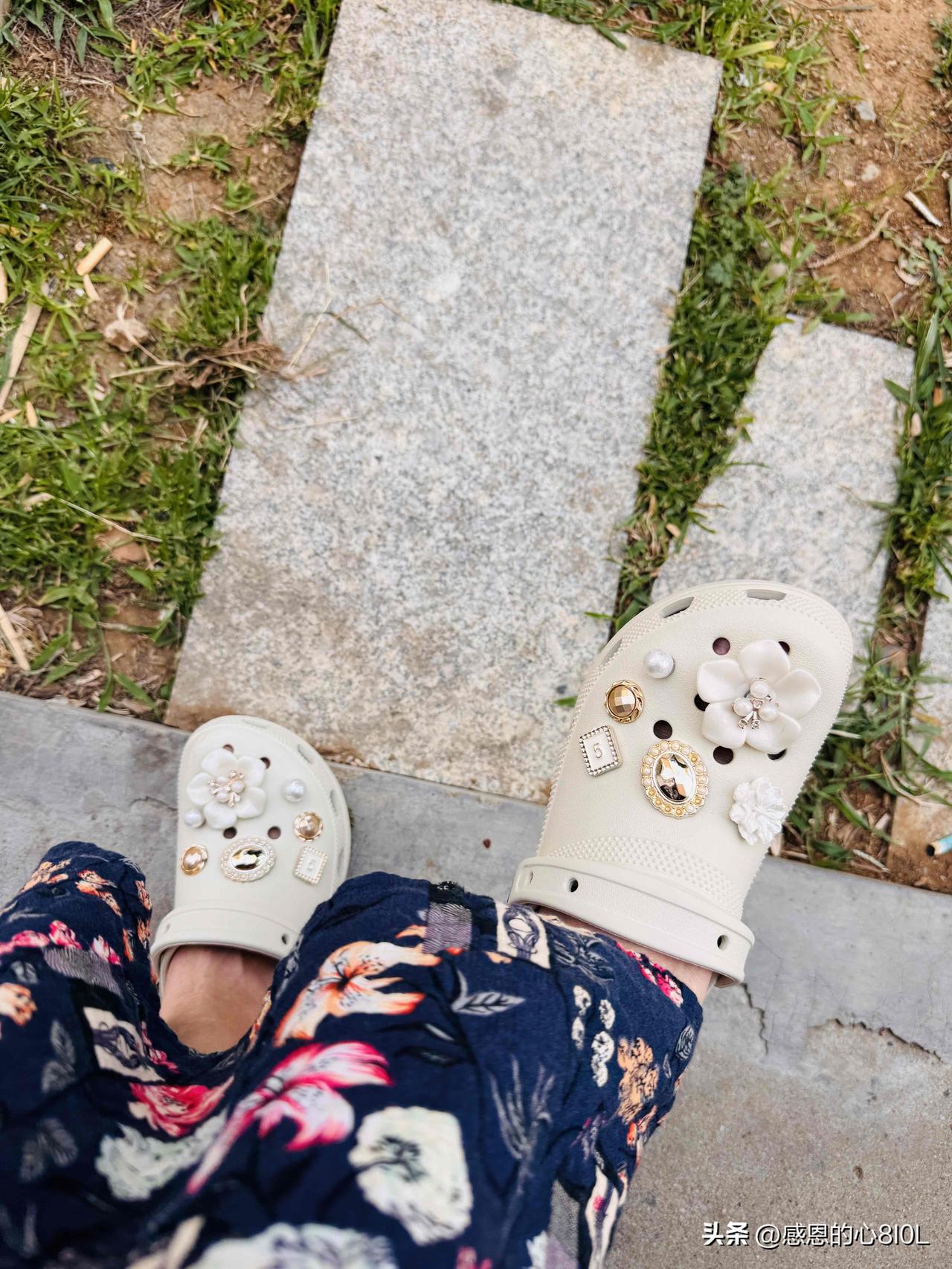 满大街的洞洞鞋，不论是年轻的人，还是五六十岁的老人，或者年轻女孩和年轻男孩，太多