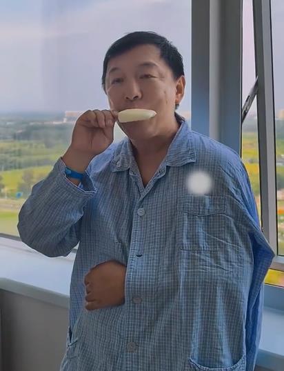 黄渤骨折 52岁黄渤在家门口骑自行车拐弯时因分心不慎摔倒，自嘲“自行车一拐弯就拐