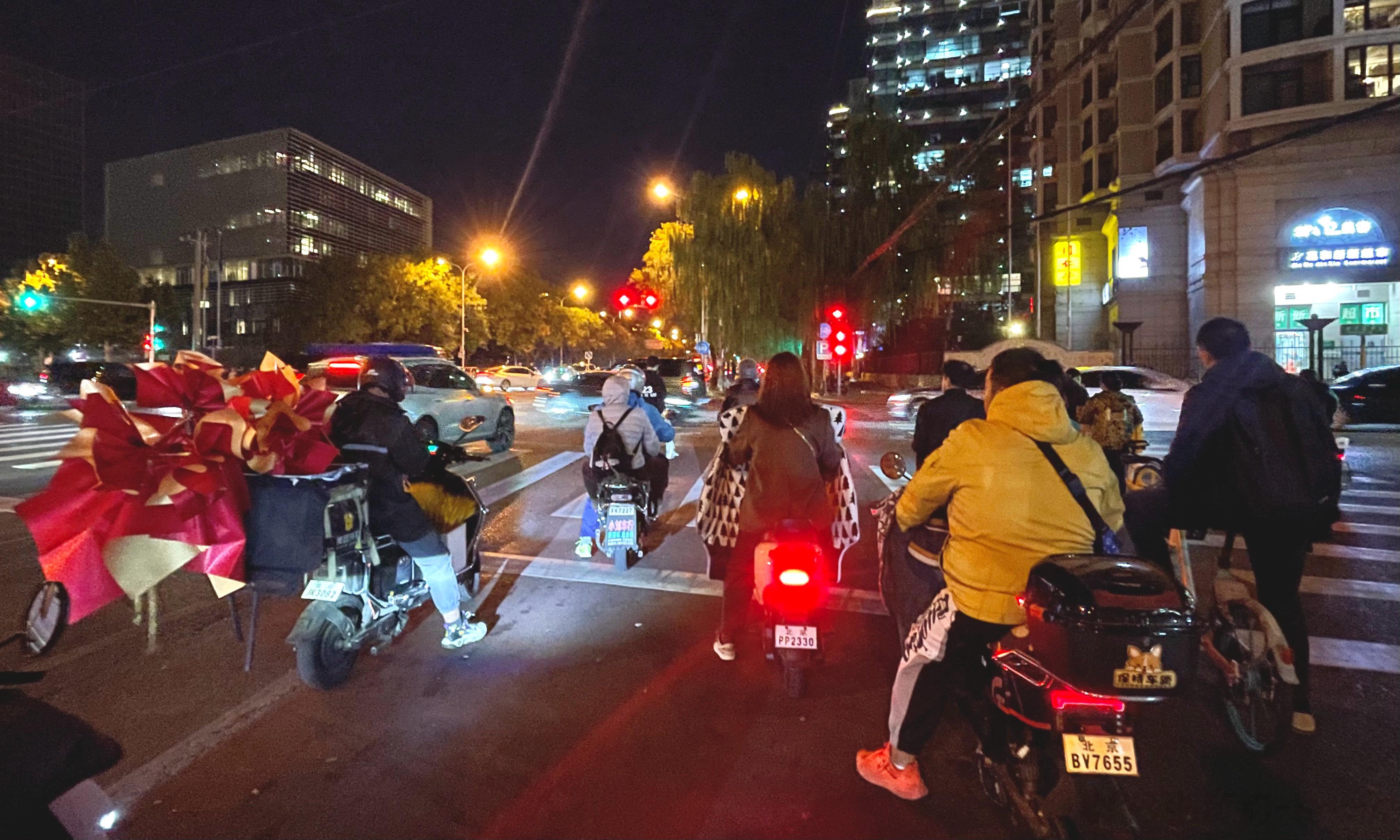 最近骑车锻炼时，很喜欢看街上形形色色的人，听他们的聊天，看他们的眼神、状态。这两