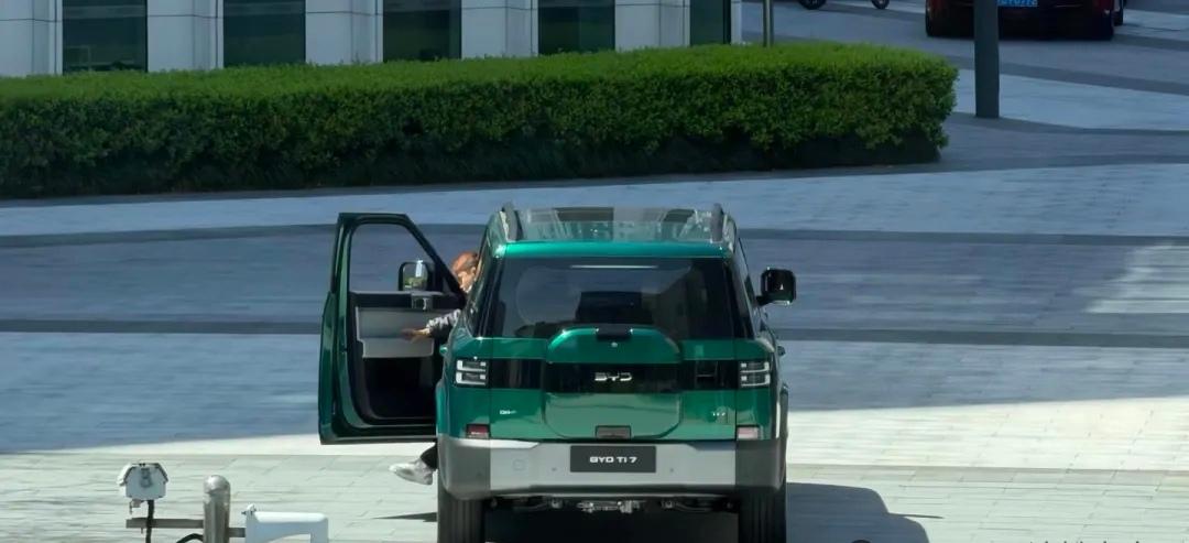 柬埔寨用户花32.3万-35.8万买BYD Ti7，国内纯电版预售22万-25万