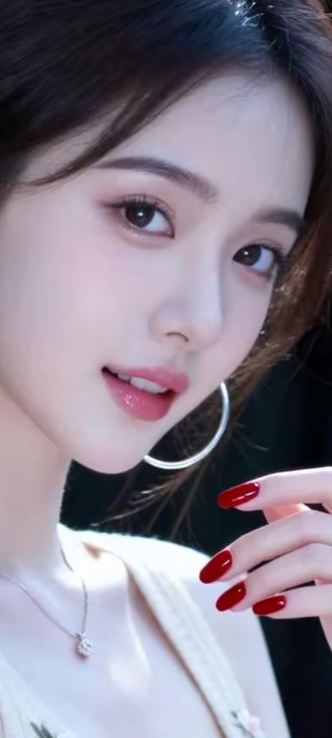 甜美少女风，红唇与耳环的完美搭配，尽显优雅与魅力。