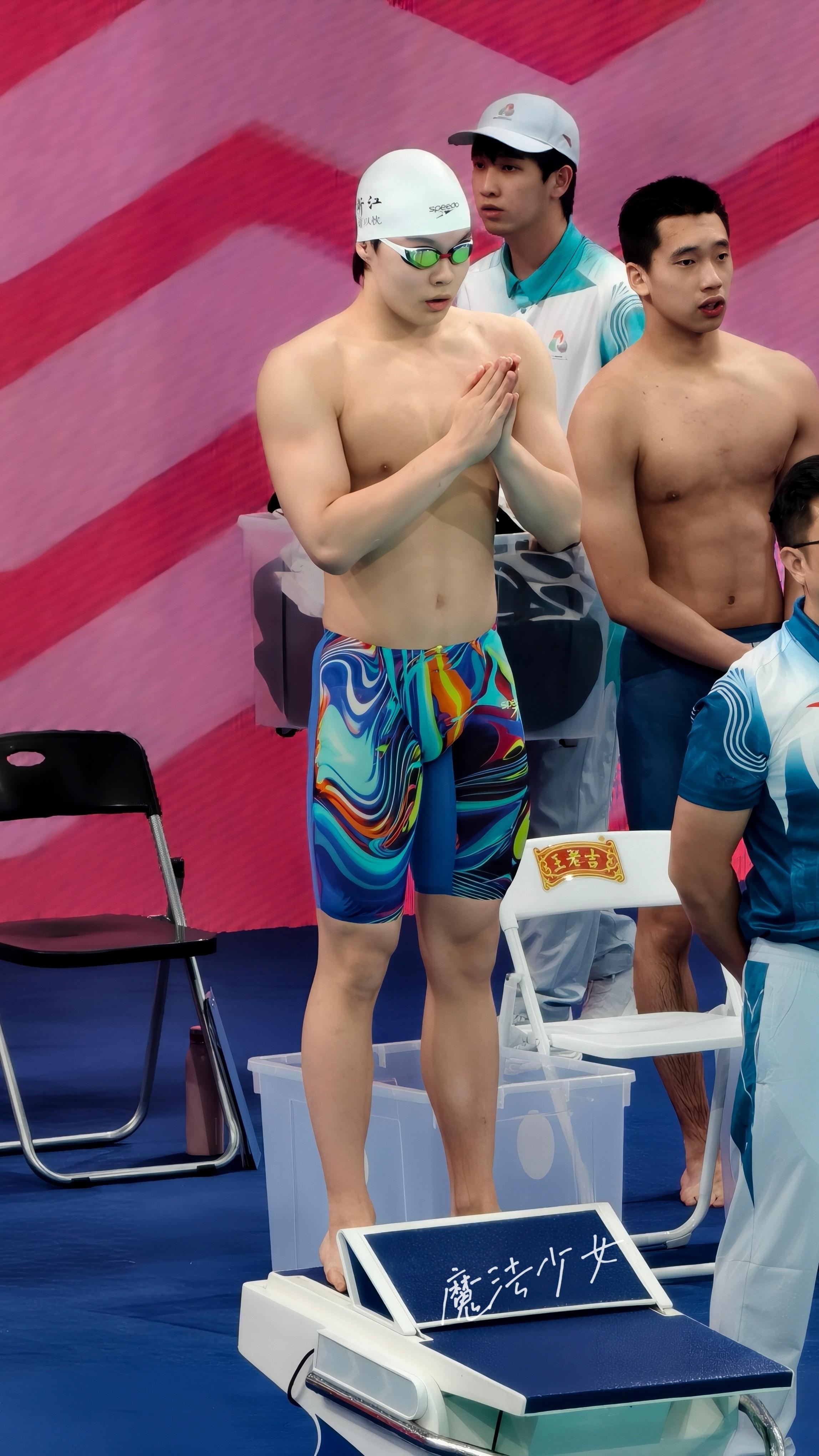 这个小🦀也是跟鳖叔叔学到了预赛游得超棒