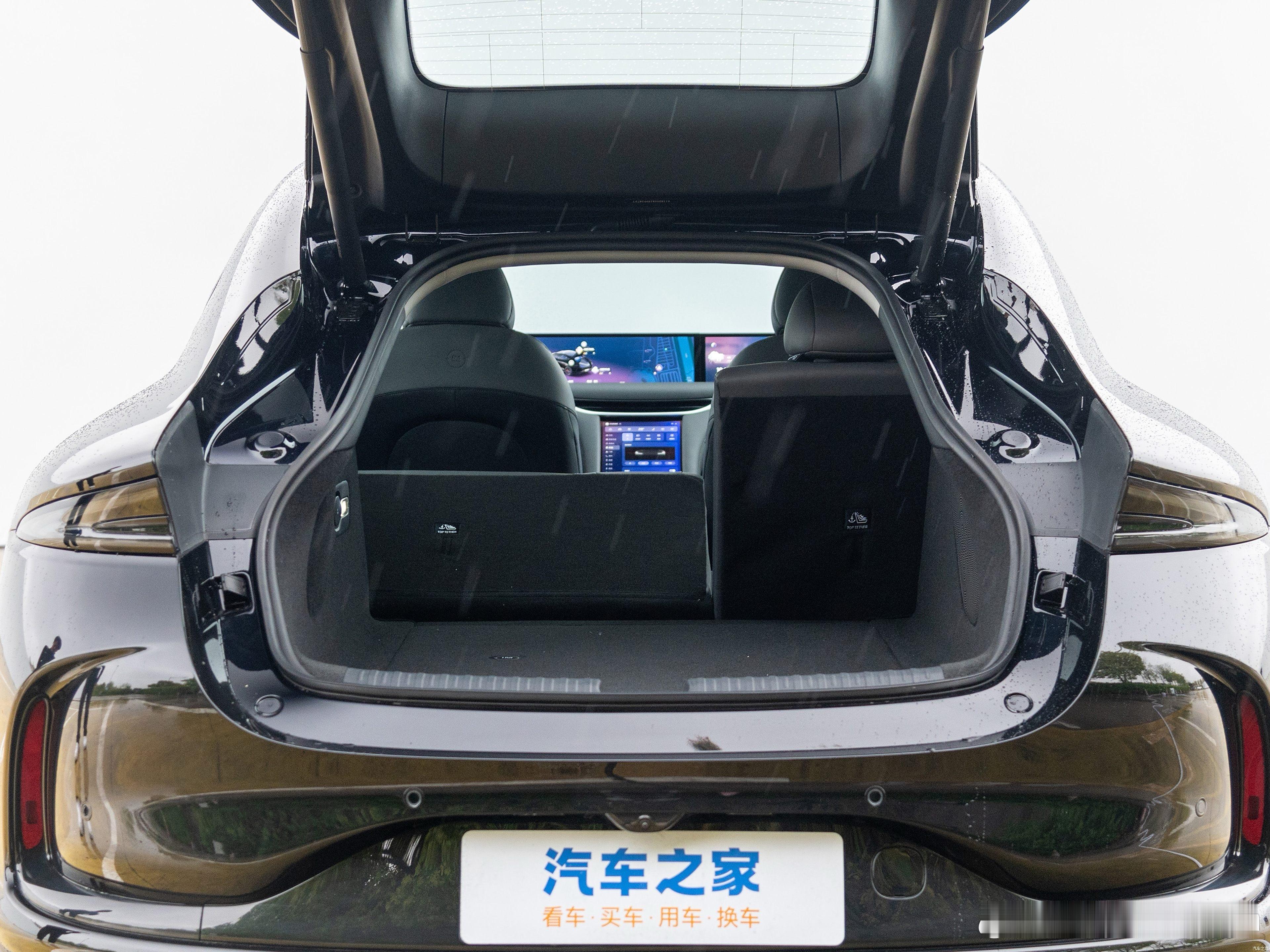 这后备箱开口尺寸。。。[允悲]感觉墙体很厚[思考] ​​​