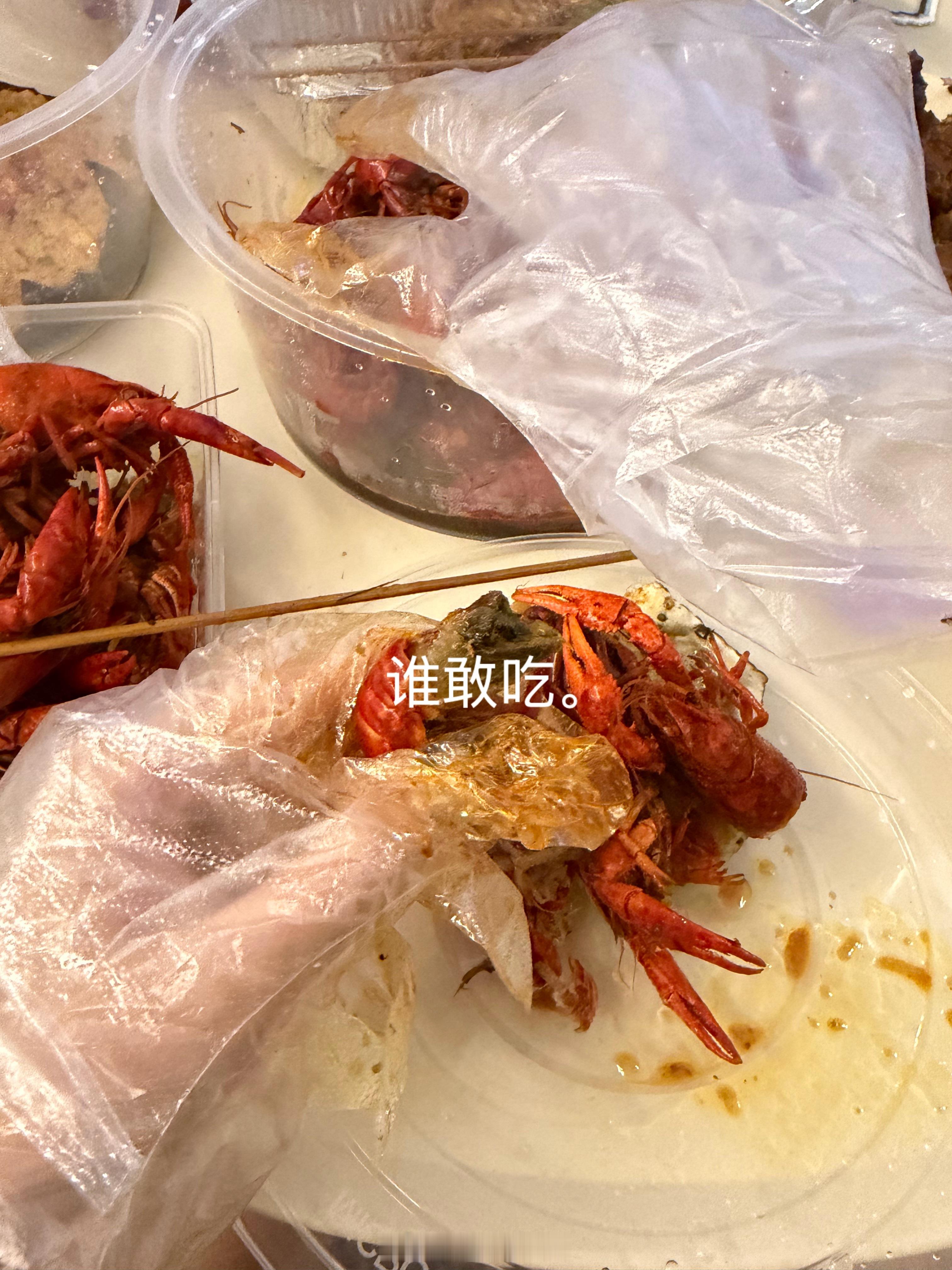 我们这里的超市被扫空了！气死我了昨天就喝了咖啡去做指甲，做到晚上十点半，不想点外