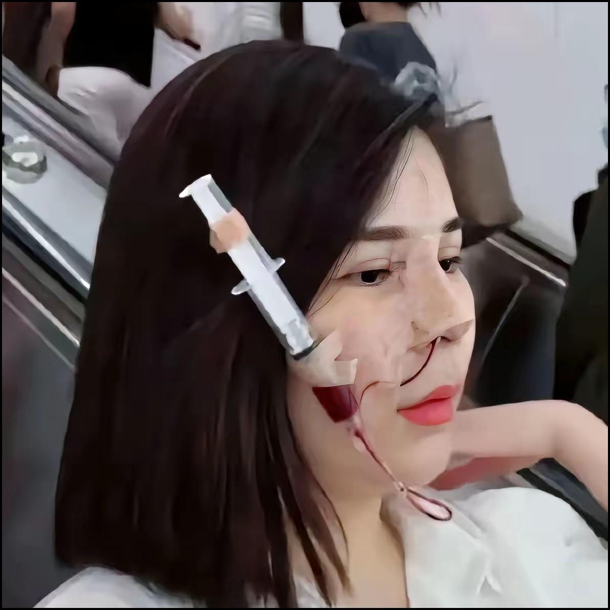 一个女生脸上贴着一支针管，里面装着红色的液体。周围乘客全都在刻意避让，生怕不小心