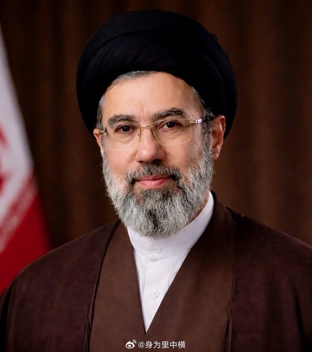 最高领袖穆杰塔巴·哈梅内伊受了轻伤，但仍在继续工作；此举令亲神权群体无比感动，誓