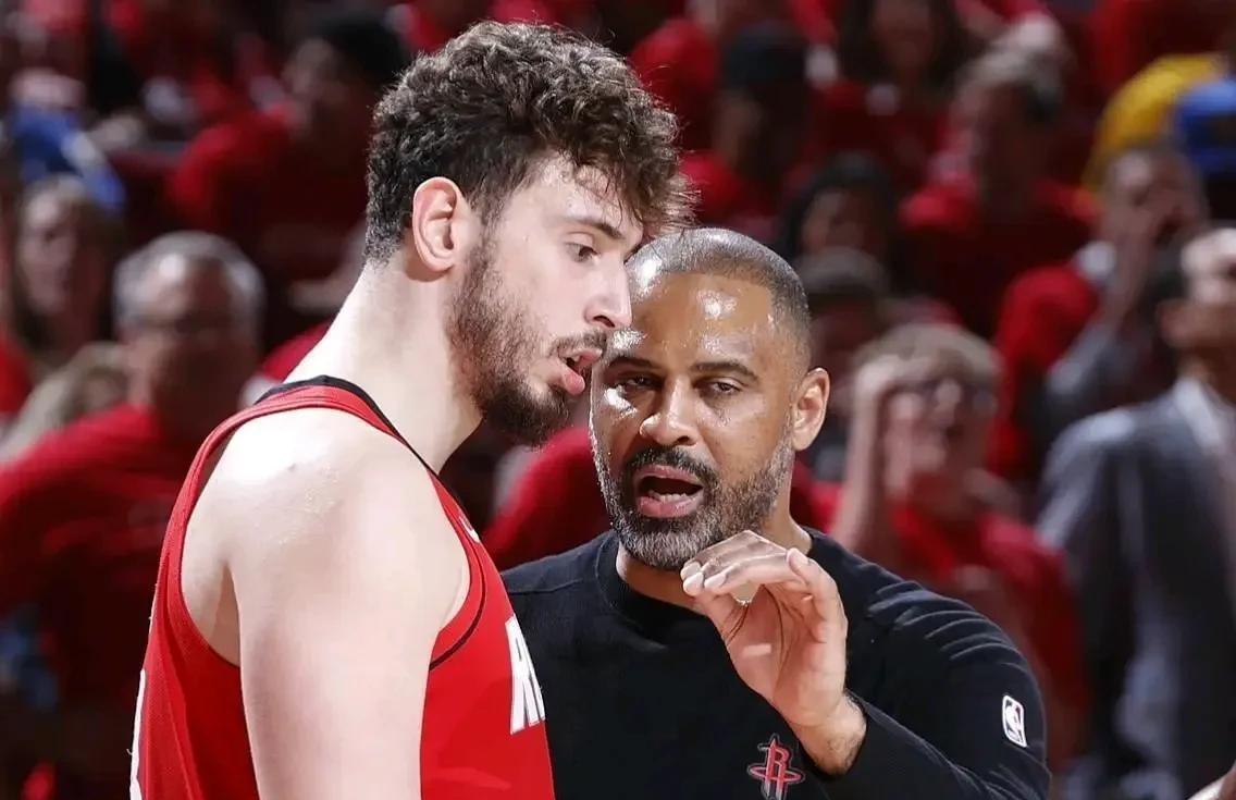 火箭现在不缺战术，它缺的是敢把训练馆门踹开的人。
对面投三分，就像在进行无人防守