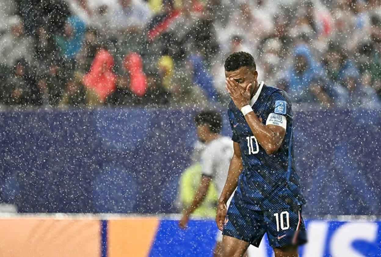 暴雨突袭法伊对决，赛事中断纪录悬空，重启悬念引全网焦灼
2026年世界杯I组法国