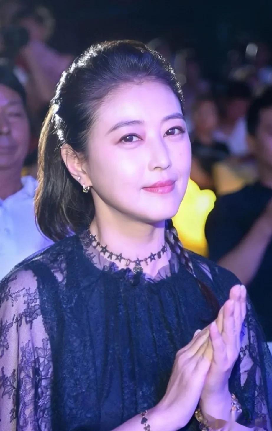 1989，周海媚嫁给了吕良伟，哪知道不到半年时间，吕父指桑骂槐说:有些媳妇天天睡