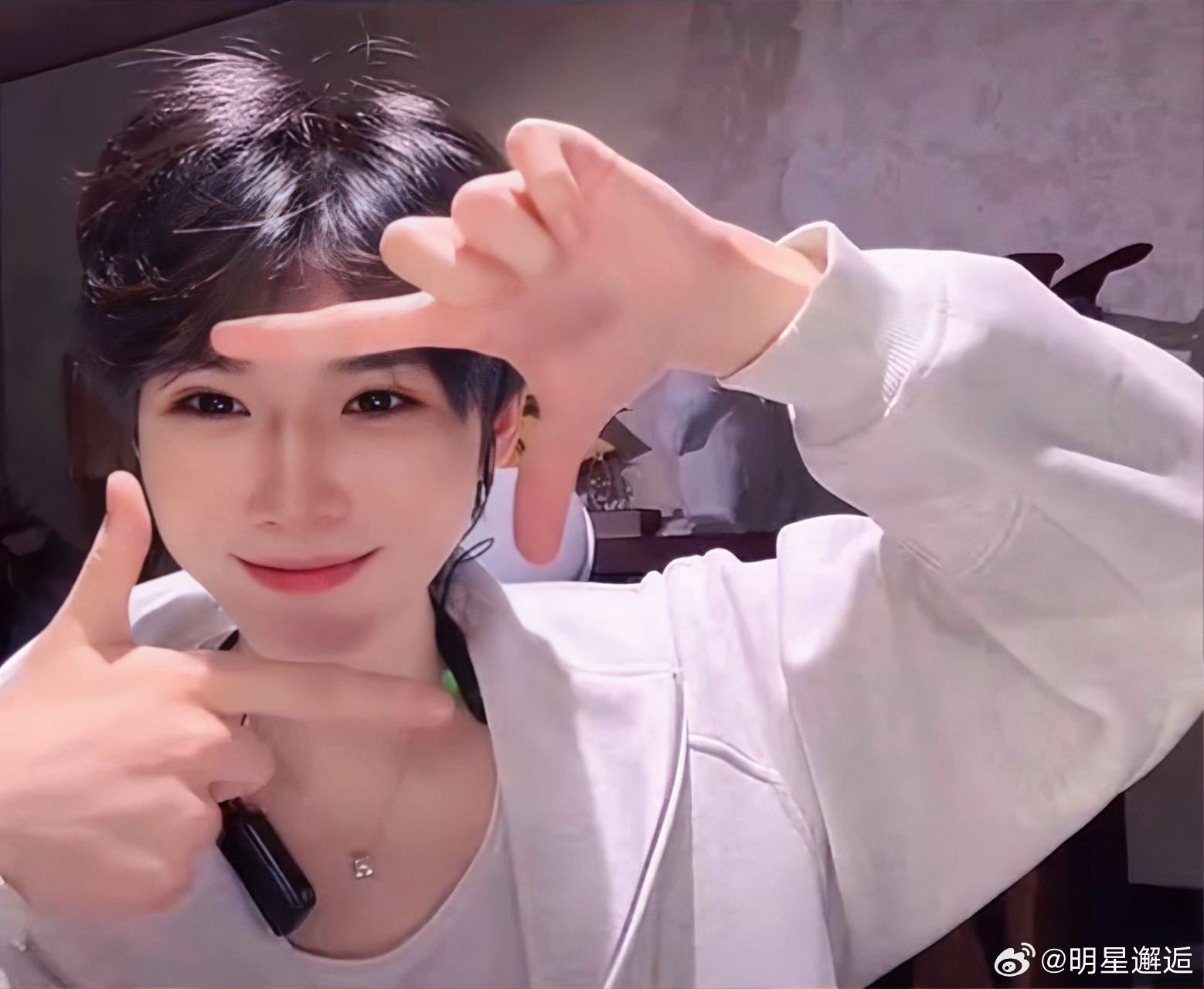 何秋亊陪粉丝到天亮 “我们要喜欢一个本身就很好的人。”何秋亊用实际行动重新定义自