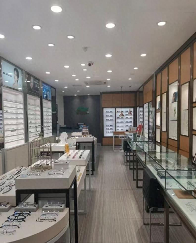 如今走在街头，你只要稍微留点心，就会发现一个特别反常识的现象。那些曾经开在十字路