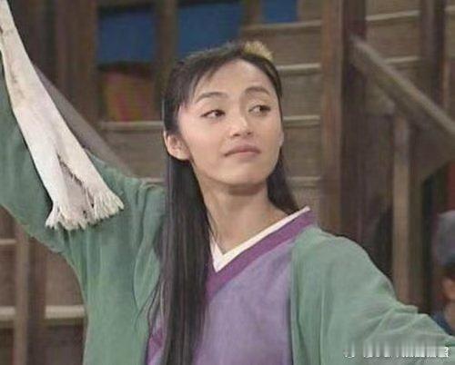 姚晨这姐的仪态我能学十年 肩颈打开的弧度太完美了，腰背永远挺得笔直，就算是简单的