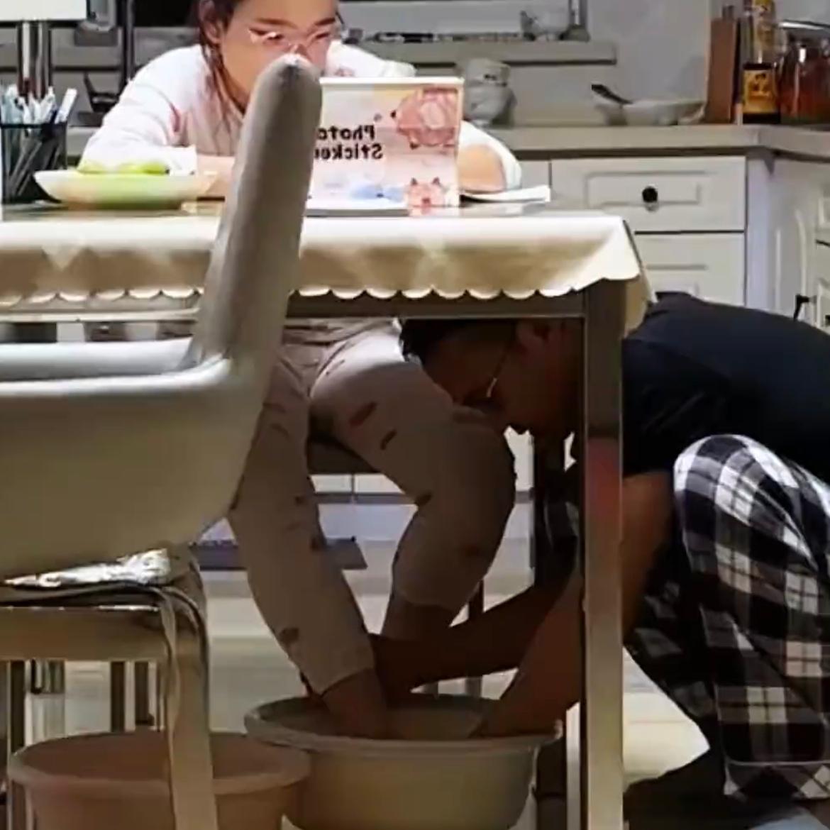 辽宁一位爸爸心疼女儿作业太多，天天熬夜写到大半夜，看着孩子趴在桌前一道题一道题往