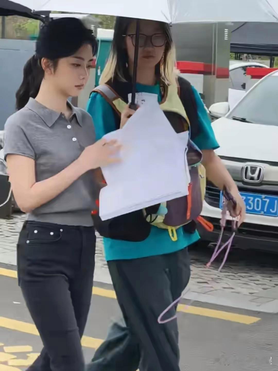 谭松韵现身福建漳州拍戏，路人生图打破身高争议！灰短袖配牛仔裤低马尾，清爽穿搭自带