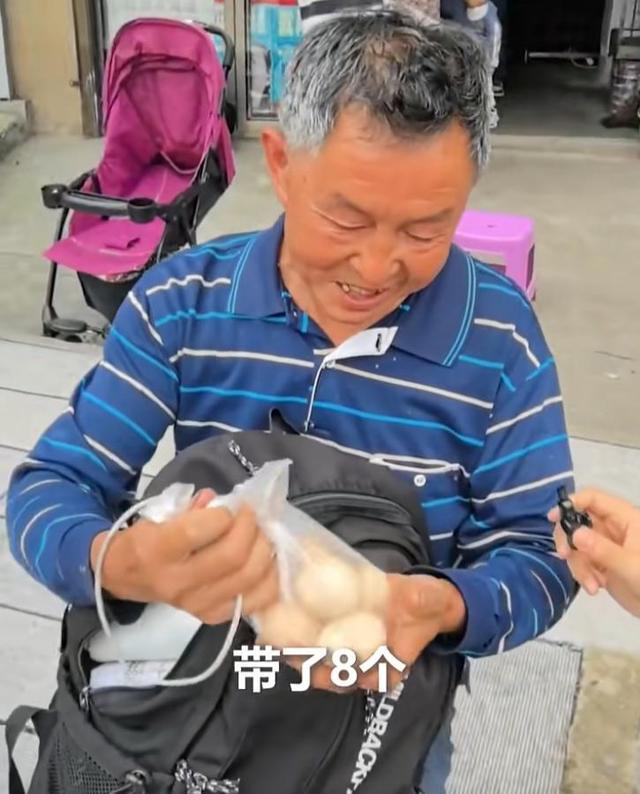 6月9日，2026年高考最后一科落下帷幕。湖南娄底新化一中考点外，60岁的贺秀堂