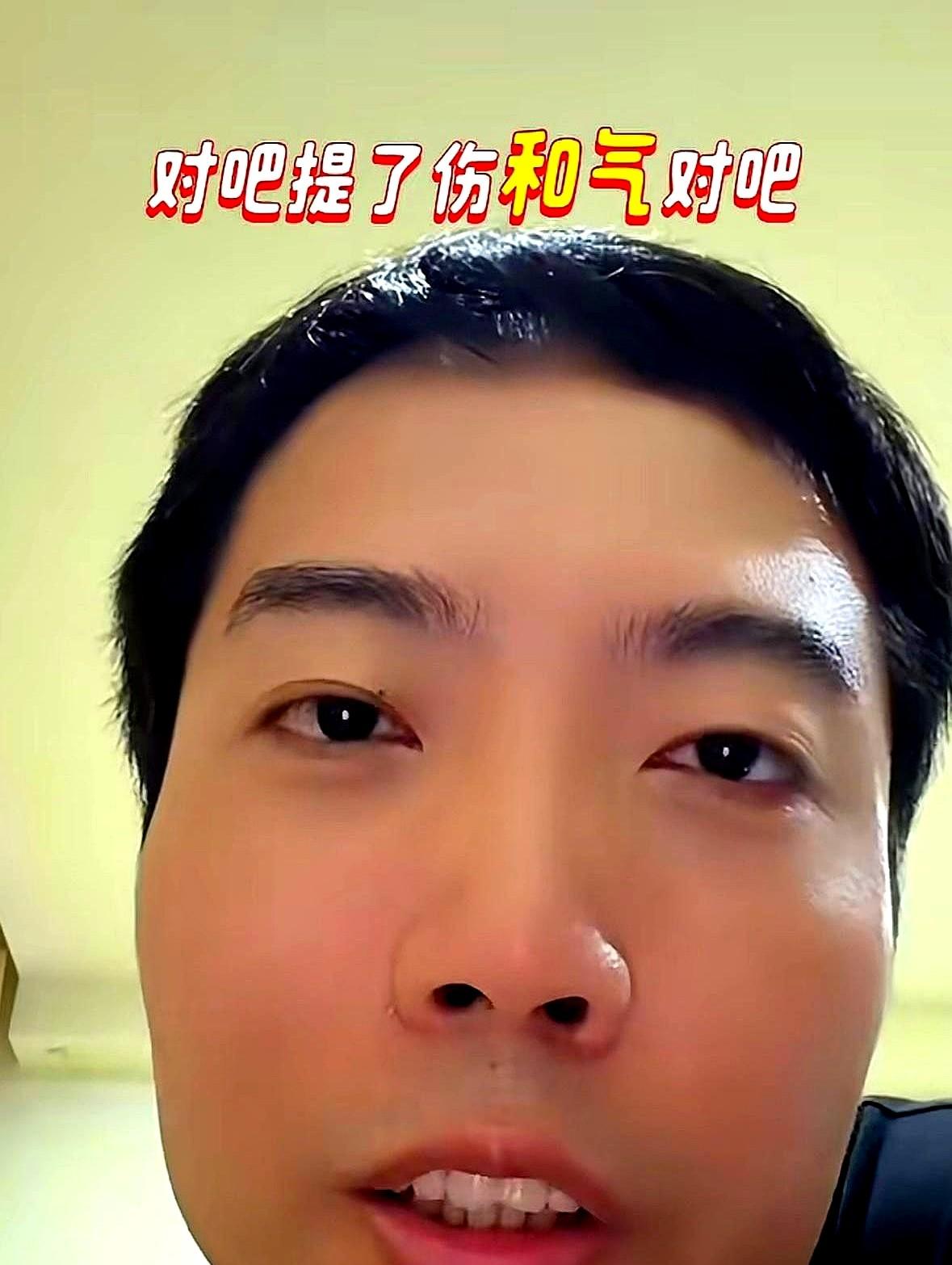导演傅逸聪拿着剪刀，在新剧《亿万斯年》开机现场，对着男主赵振栋比划。

剧组里空
