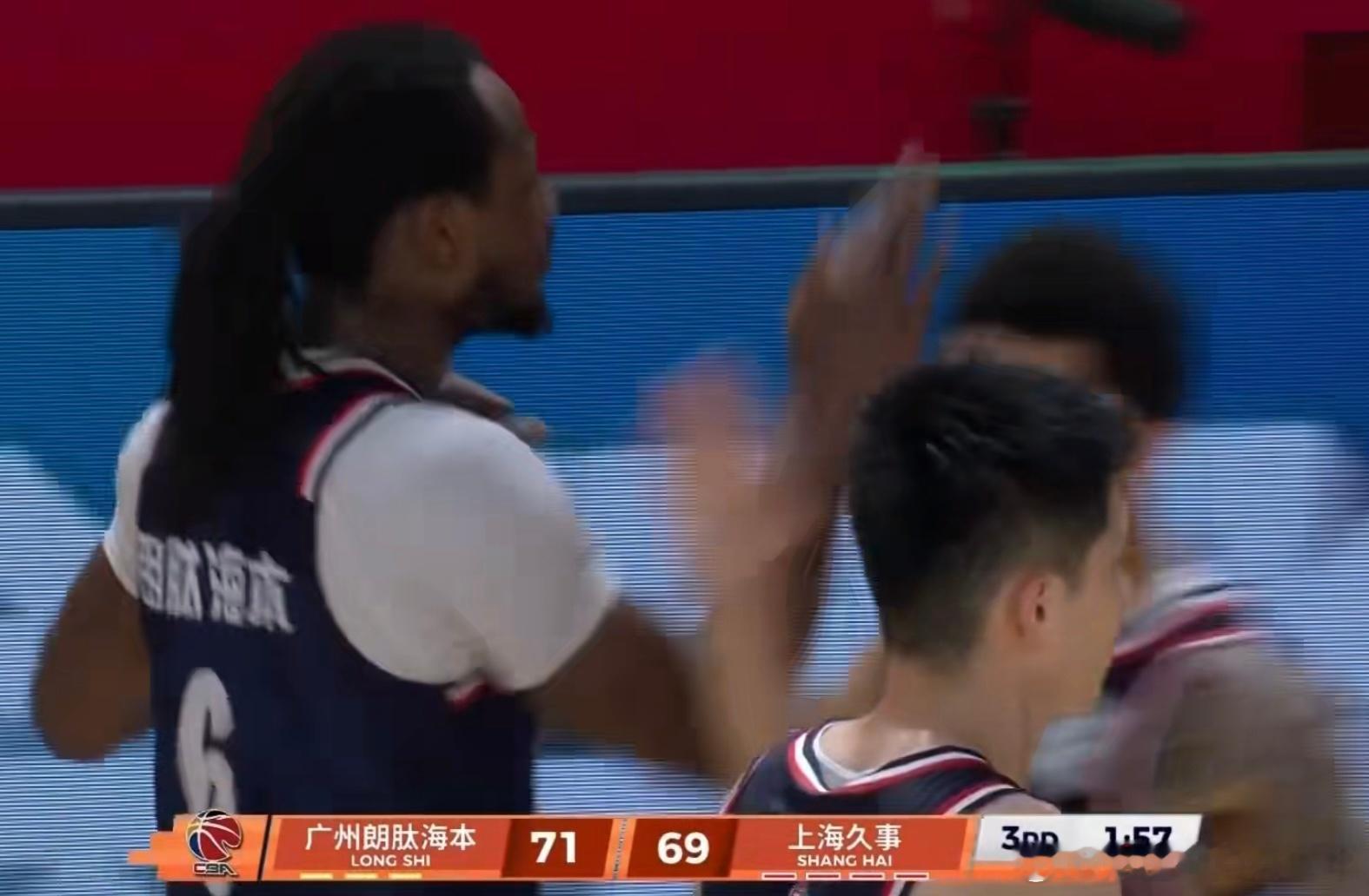 71比69，三节战罢广州反超榜首上海男篮,伯顿30分9板封神今晚CBA焦点战，三