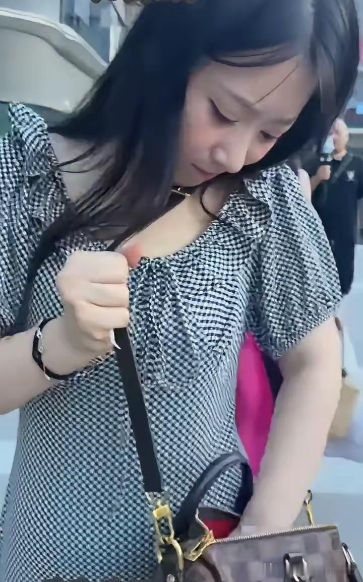 一个会唱歌的女孩因为不会做cp的节目效果而被说成是木头，甚至在直播间公开洗白木头