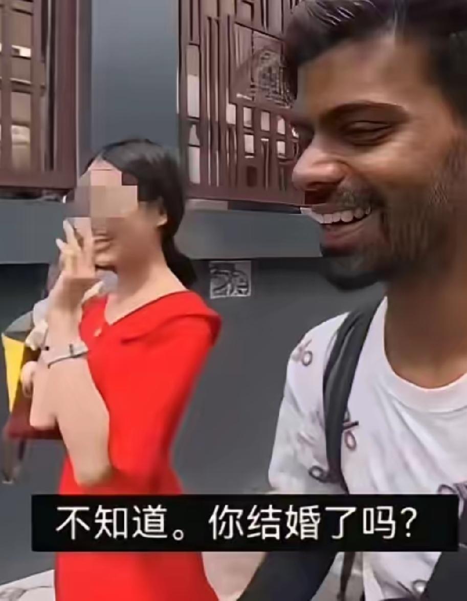 山西的美女，遇到了印度博主，又害羞又想聊，真的这么重口？她在娇羞什么？ 完全不理