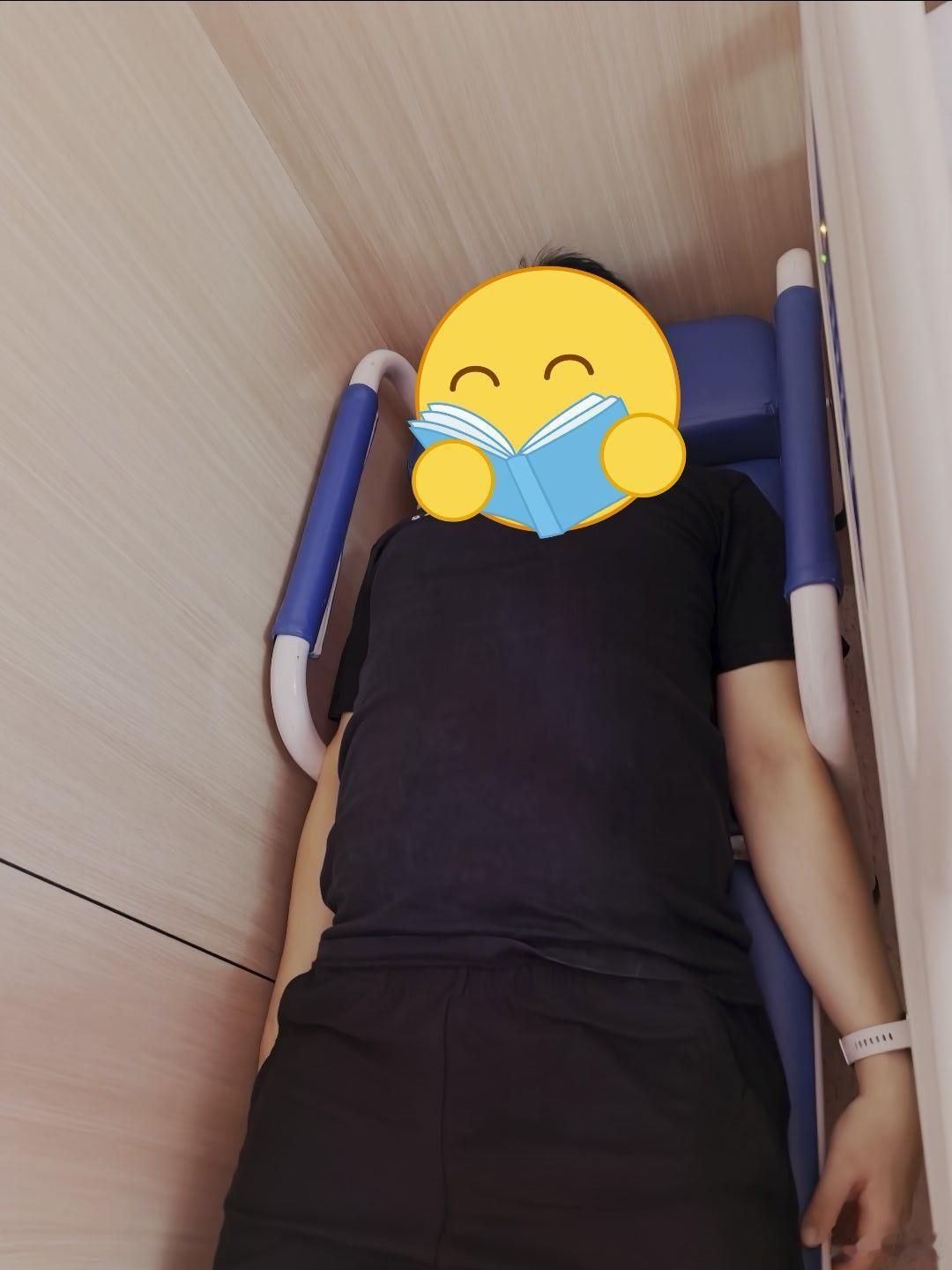 睡了一晚上医院陪护床，做一下评测。1、床的宽度刚好对应我身体宽度，我平躺会刚好卡
