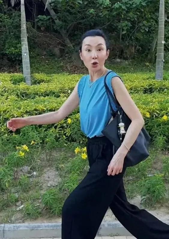 60余岁的张曼玉就是普通的邻家大婶，随意的穿着，遇事夸张的表情，还有站在街头舒展