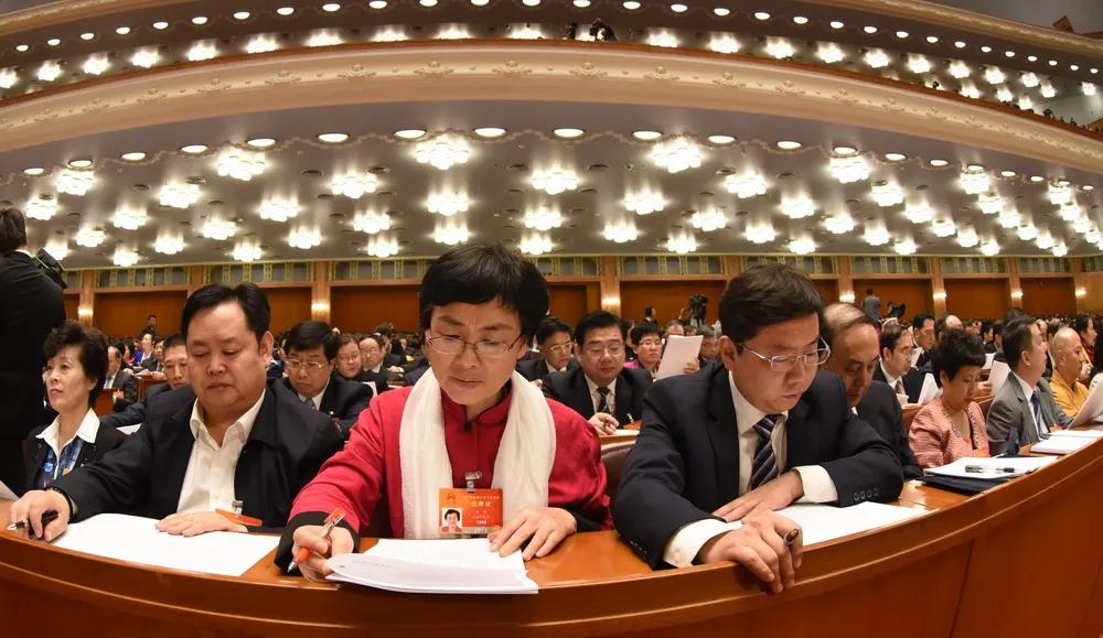 正值两会开幕之际，我想提几个建议：
一、全国实行八小时工作制，给劳动者更多的休息