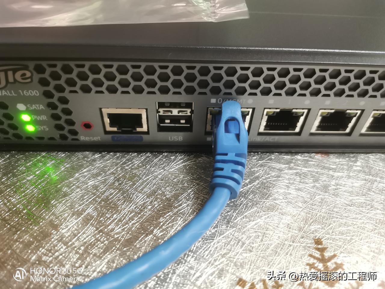 新到一台锐捷Z3200-S防火墙，拆箱开机，电脑网线插0/MGMT管理口。

默
