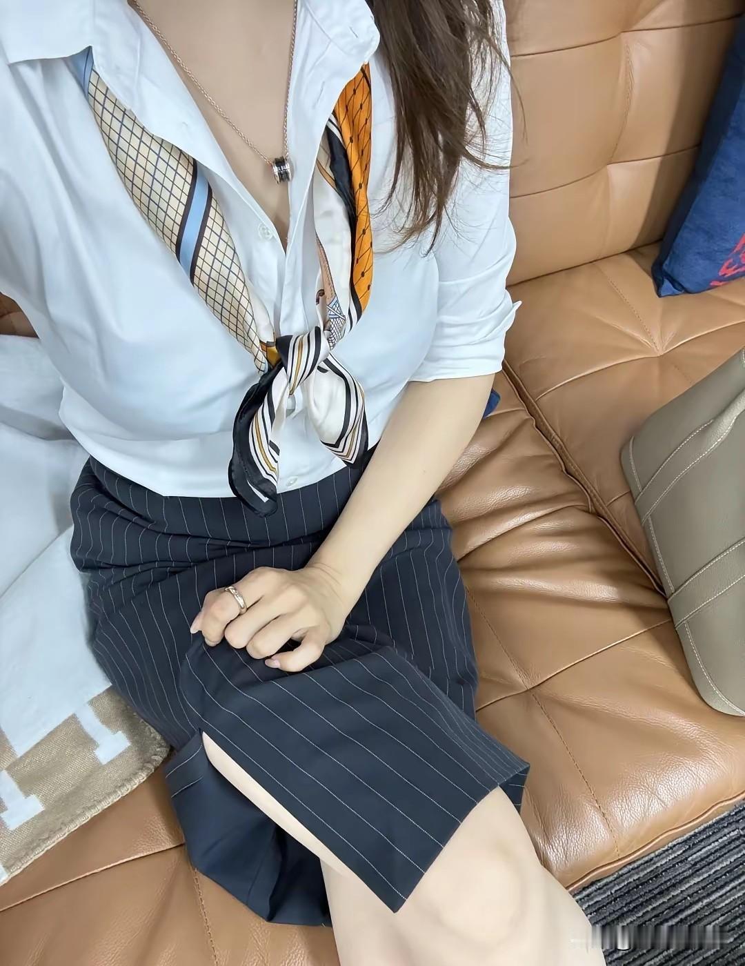 青衫湿透处，相思几许愁。