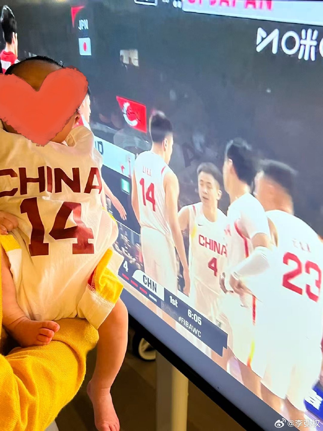 #上海男篮延长李弘权假期#  据报道，特意延长了的假期，让这位“新晋奶爸”尽可能