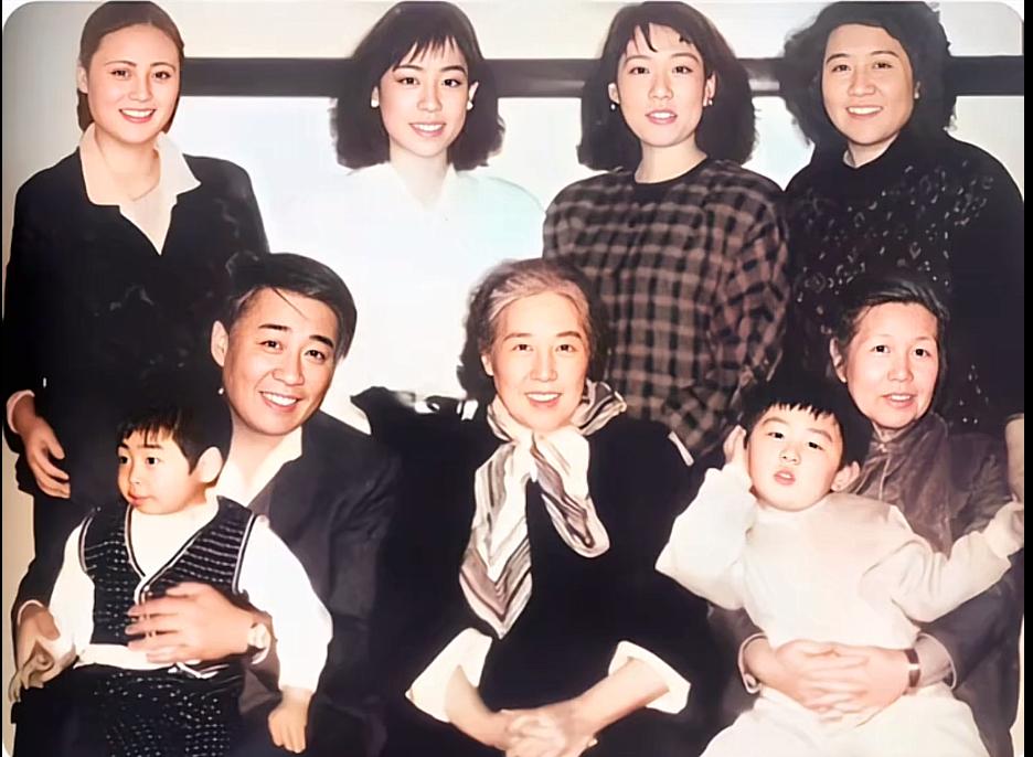 下图是刘少奇夫人王光美和家人的一张合影，照片拍摄于1990年，照片中的王光美坐在
