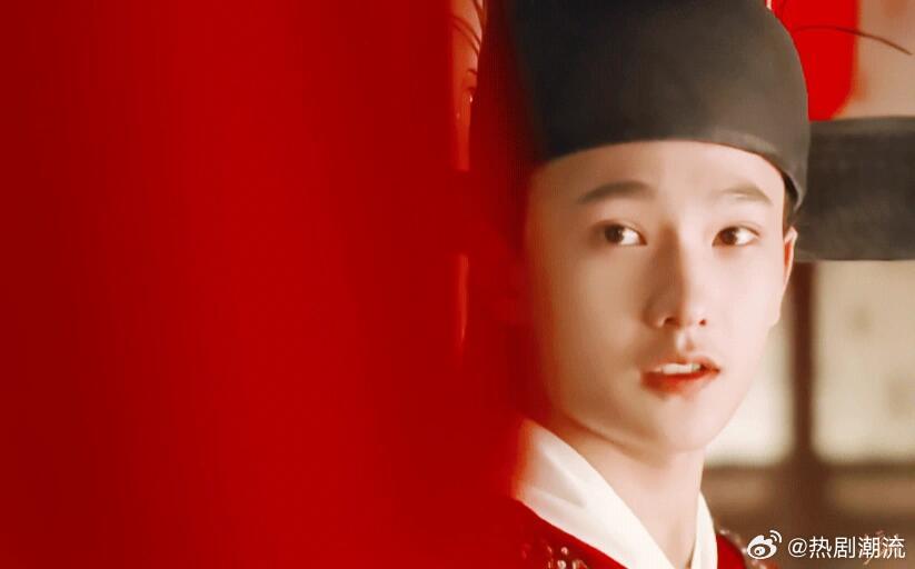 谁给杨洋喂防腐剂了《雨霖铃》里的红衣展昭真的嫩到掐出水！绛红劲装配黑金护腕，高马