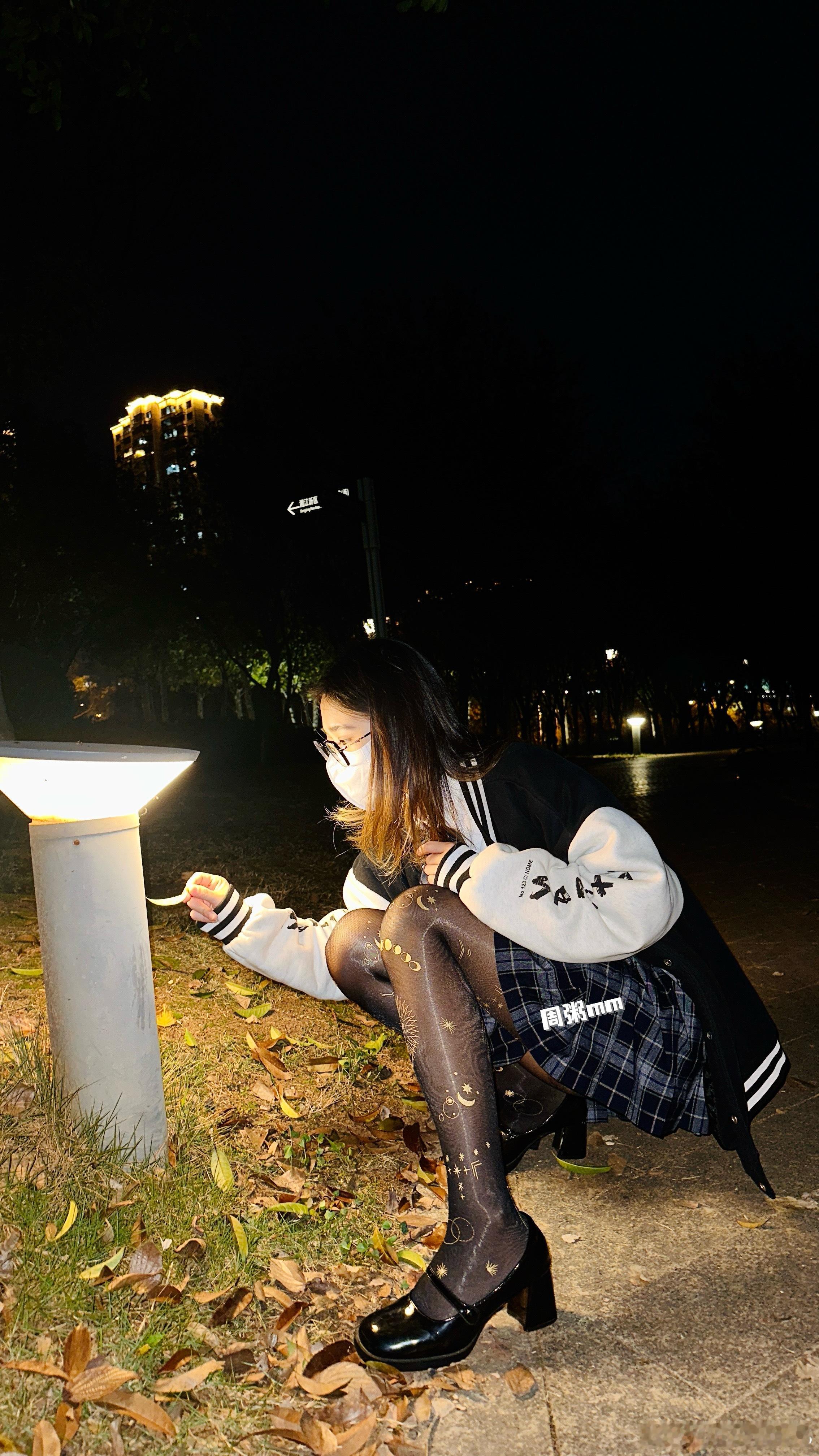 路灯像个萤火虫 