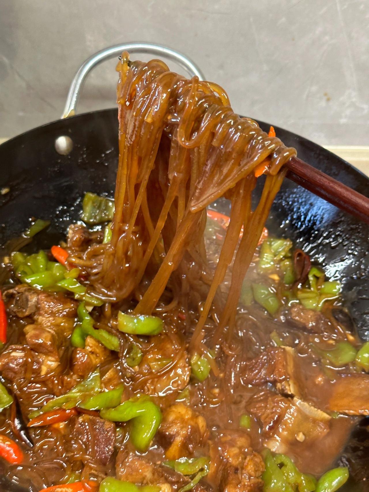 排骨炖粉条，救命啊！！太好吃了！！
我好爱东北菜这道排骨炖粉条，没吃过的都去安排