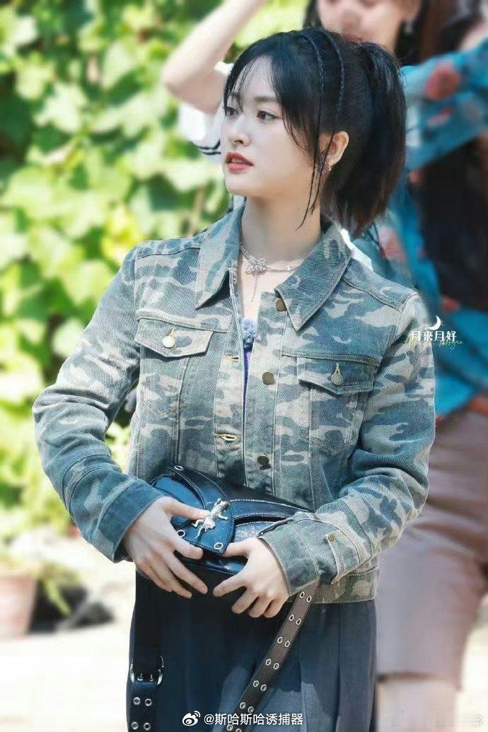 #沈月换风格了# 沈月又轻轻美出新高度，可可爱爱的沈月，爱拍vlog记录生活的沈