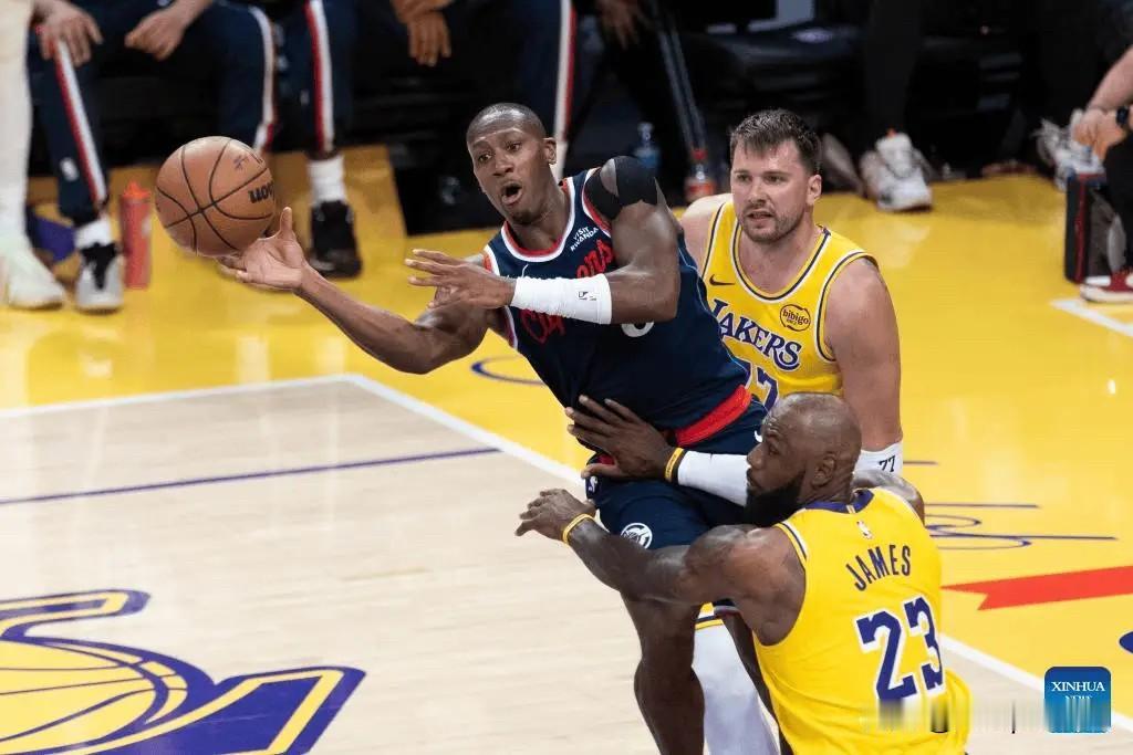 昨日湖人以125-122战胜快船。

名嘴Skip Bayless在个人社媒上谈