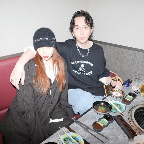 韓國性感女歌手泫雅前年10月與男歌手龍俊亨結婚，兩人今年4月雙雙離開事務所，日前
