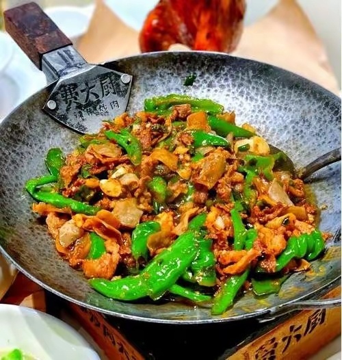 费大厨塌房了吗！前几天出差深圳，深圳北高铁站一水的费大厨广告，所以这个好吃吗？广