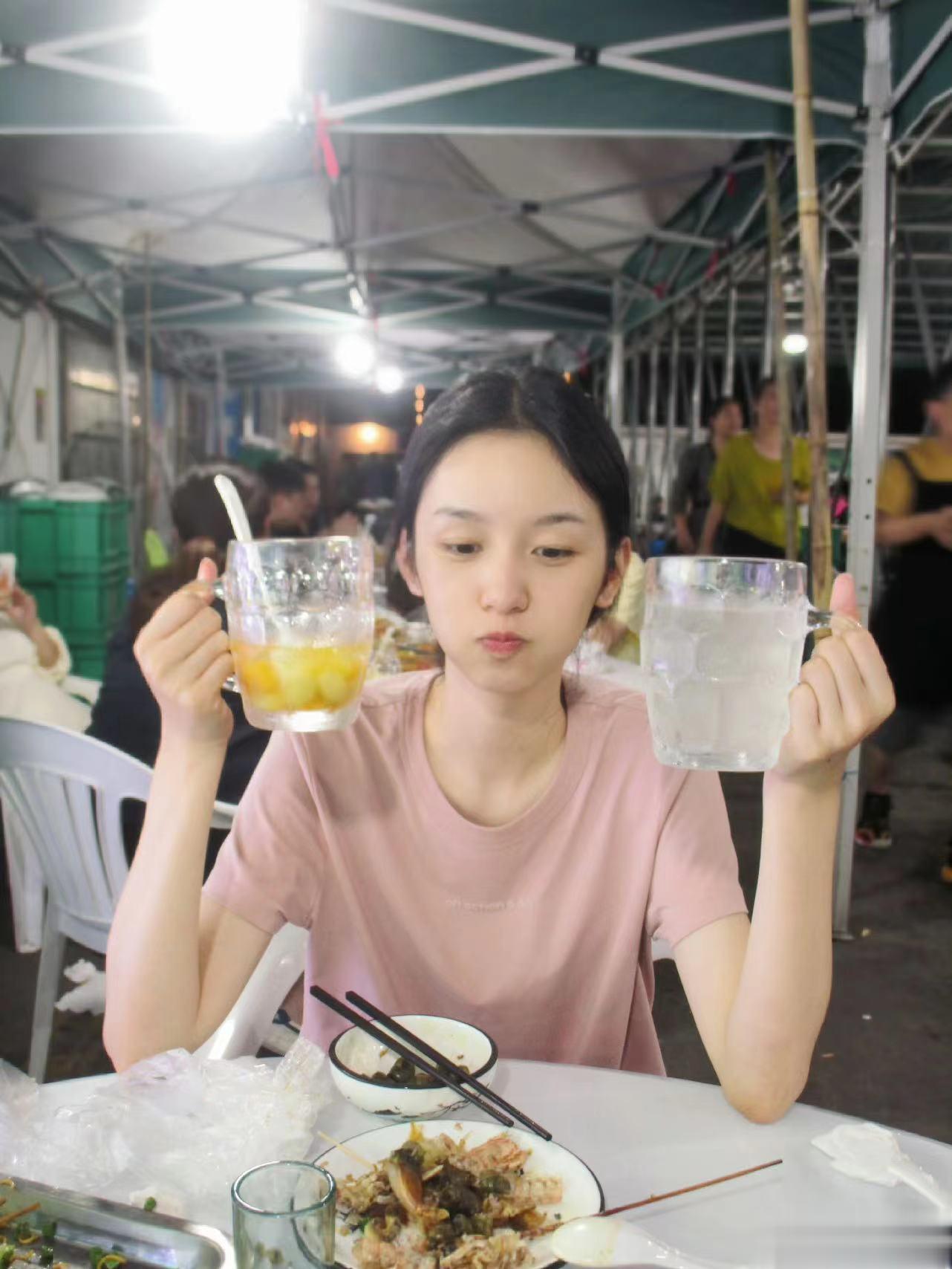 #新浪娱乐[超话]##周也大排档喝冷饮##周也喝椰汁#周也还缺饭搭子吗？孟子义我