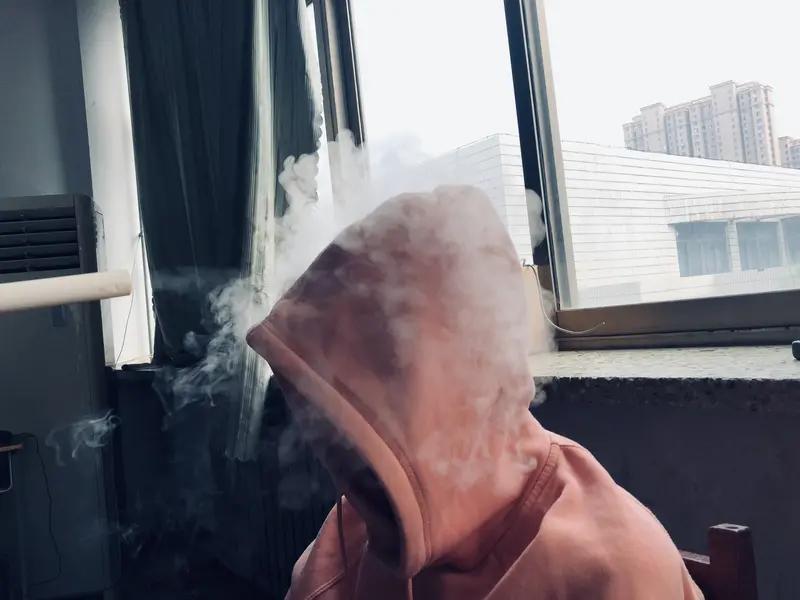 你会让自己的孩子抽烟吗？
到北京几年了，发现一个奇怪的现像，低龄烟民多，女士吸烟