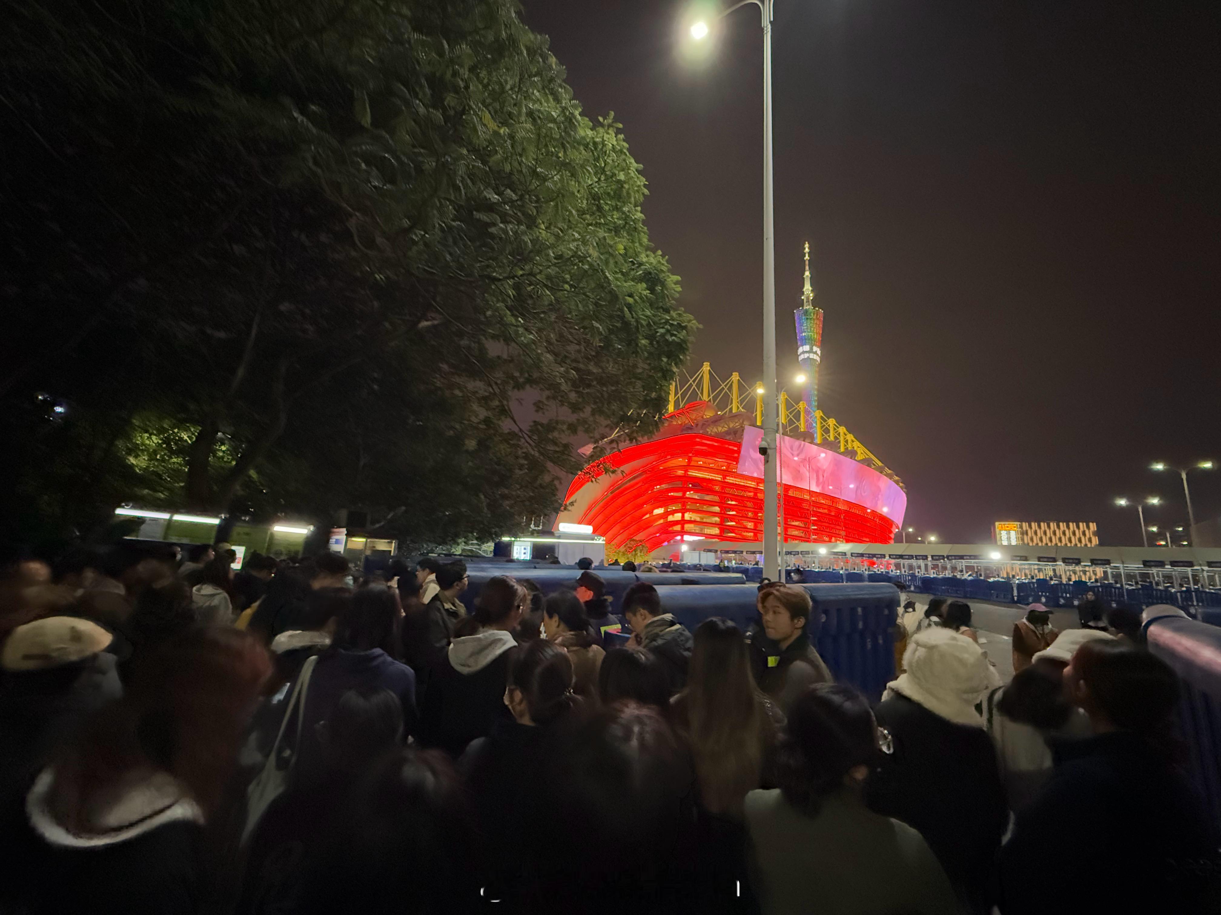 陶喆演唱会场外比场内人还多  是谁在外面站了3个钟我不说了[doge]就是说很爽