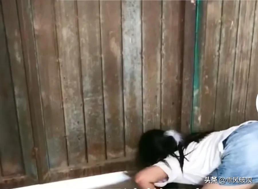 一美女对着木板门缝下面趴着不停地狂叫，叫的声音和狗的叫声音一模一样，不知是癫痫还
