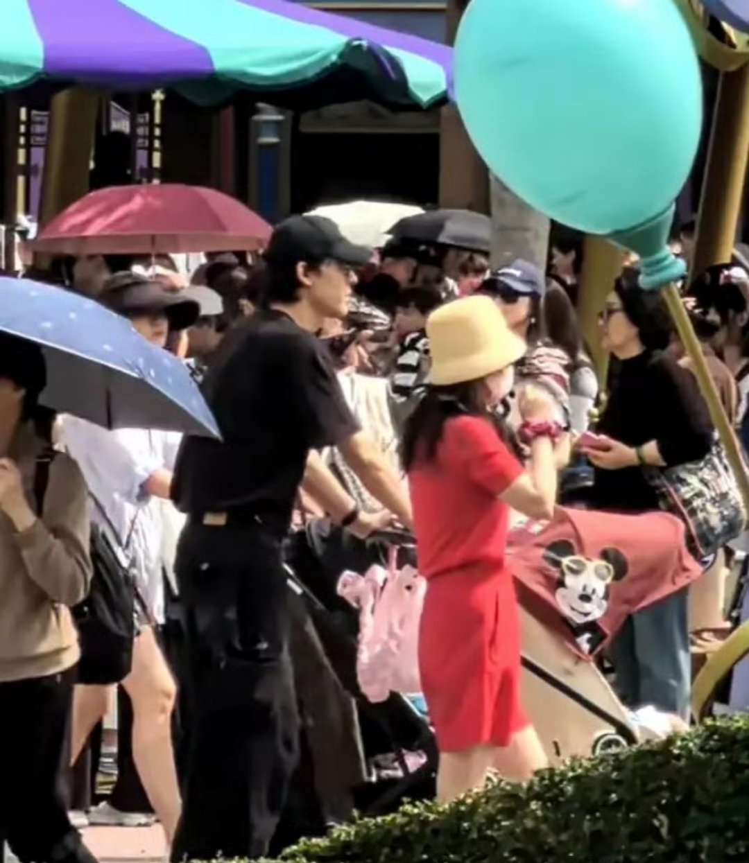 吴倩张雨剑带女儿逛迪士尼有网友在香港迪士尼偶遇吴倩、张雨剑携女儿一同游玩。画面中