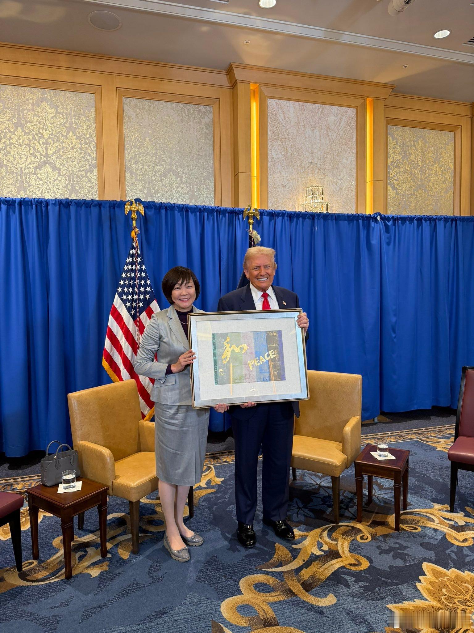 特朗普会见安倍遗孀特朗普会见安倍昭惠 特朗普会见了安倍昭惠，并获赠了她创作的一件