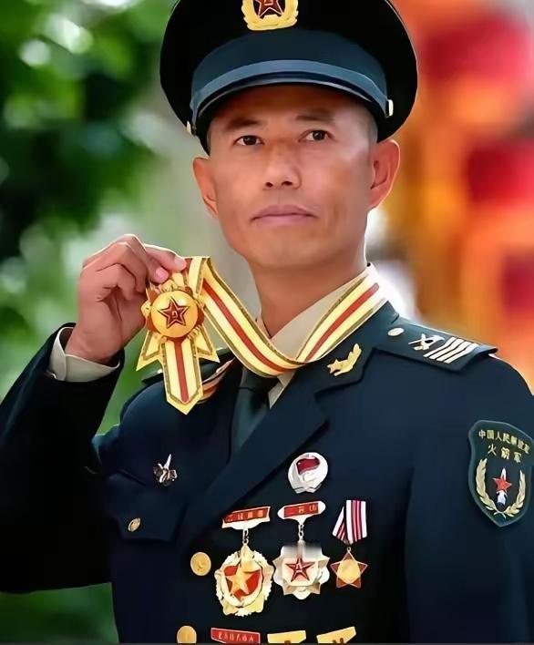 王忠心在火箭军干了34年，从普通新兵做到一级军士长。1999年他按规定退役，半年