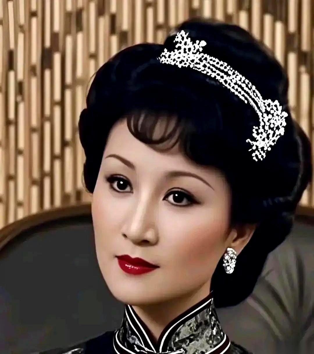 嫁给谢贤这种男人，最狠的不是他不爱你，是他太懂你。
他吃定你一个港姐冠军，把“体