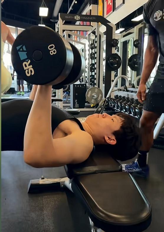 🏋️♂️杨瀚森卧推80磅哑铃！力量对标库里休赛期苦练增肌，身体对抗再升级。 