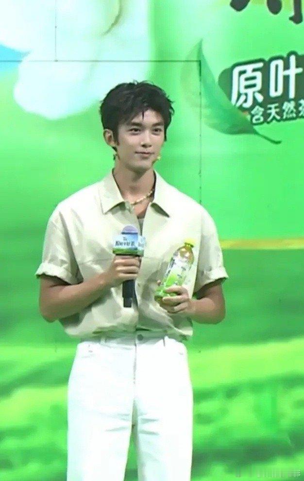 吴磊这颜值好像又可以了[思考] ​​​